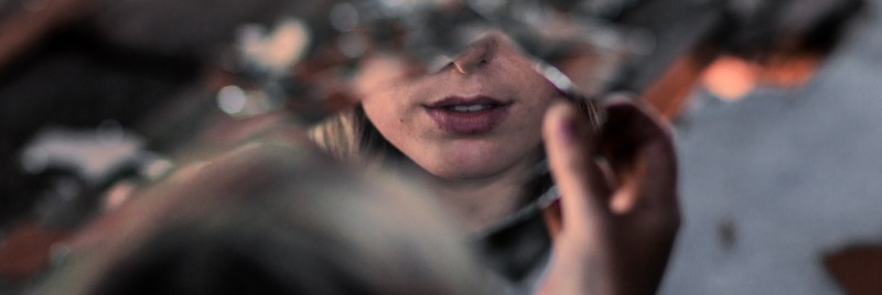 Почему нельзя смотреть в зеркало ночью?