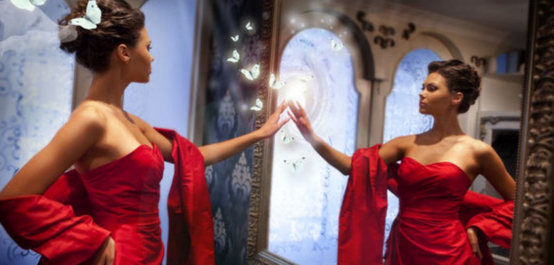 Почему нельзя спать напротив зеркала