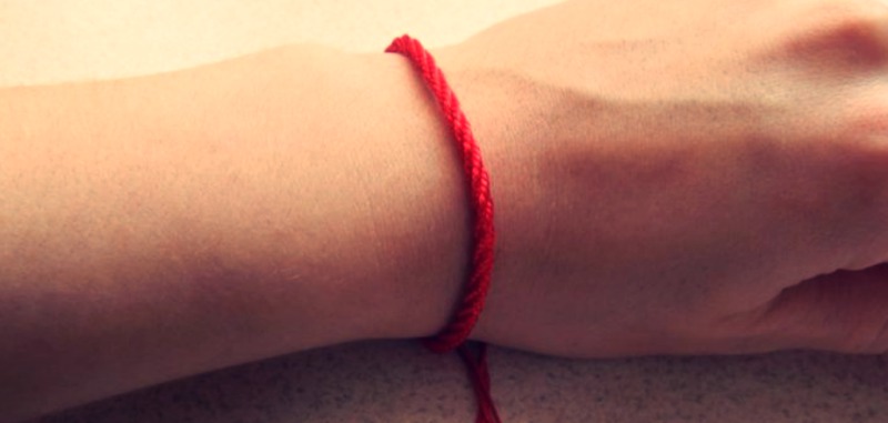 Красная нить на запястье 