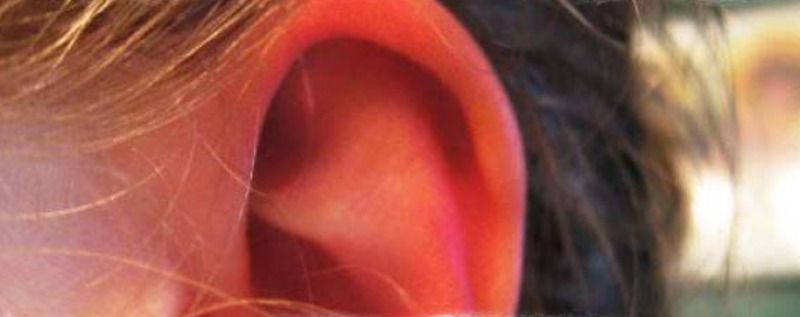 Почему горит левое ухо